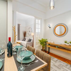 comedor y sala de estar con mesa y sillas en Plaka Sofi Suite en Atenas