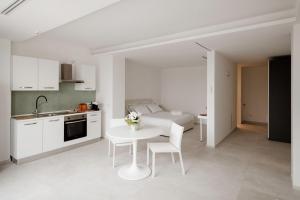 Kuchyň nebo kuchyňský kout v ubytování Calammare Apartments - Luxury Apartments with Beach and Gym - Molfetta