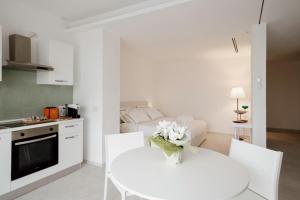 Kuchyň nebo kuchyňský kout v ubytování Calammare Apartments - Luxury Apartments with Beach and Gym - Molfetta