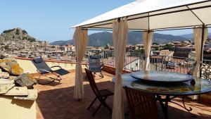 d'une terrasse avec une table et des chaises sur un balcon. dans l'établissement Heart Of Sicily, à Mistretta