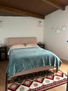 um quarto com uma cama com um edredão azul em Garancor em Valleseco