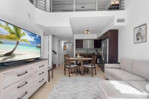 un salon avec une télévision et une salle à manger dans l'établissement Brickell 2 Story Luxury Getaway With Pool, à Miami
