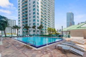 une grande piscine avec des chaises et un grand bâtiment dans l'établissement Brickell 2 Story Luxury Getaway With Pool, à Miami