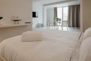 Postel nebo postele na pokoji v ubytování Calammare Apartments - Luxury Apartments with Beach and Gym - Molfetta