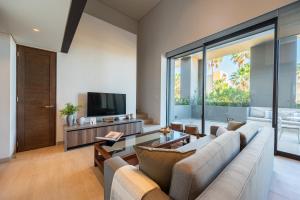 TV a/nebo společenská místnost v ubytování Paraiso Residences Marina Cabo by Capitalia