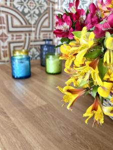 un tavolo con due candele e un mazzo di fiori di La Vetrana Rooms ad Avetrana
