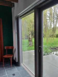 una puerta corredera de cristal con vistas a un patio en Vakantiewoning Nieuwdonk, en Berlare