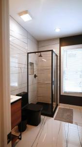 a bathroom with a shower and a toilet at Beautiful Home Central Columbus in Columbus
