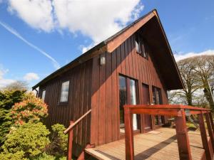 a small wooden house with a large deck at 2 bed in Launceston TWIME in Saint Clether