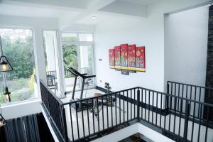 um quarto com uma escada, uma secretária e uma janela em Villa Water View em Bandaragama