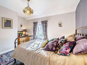 - une chambre avec un lit doté d'oreillers et d'une fenêtre dans l'établissement 1 Bed in Ulverston 82447, à Gleaston