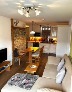 ein Wohnzimmer mit einem Sofa und einem Tisch in der Unterkunft Ferienwohnung-Königsschlösser in Füssen