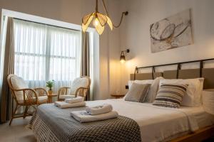 阿拉恰特Kotraba Alacati Hotel的卧室里有一张床，床上放着两条毛巾。