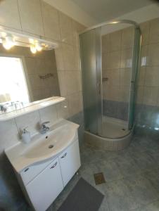 Un baño con lavabo blanco y ducha en Sobe Ruža, en Banjol 76 fotos más
