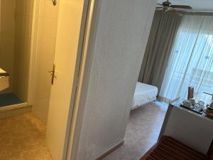 Łóżko lub łóżka w pokoju w obiekcie Hostal de la Caravel-la