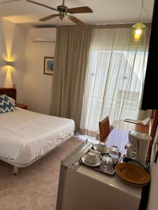 Łóżko lub łóżka w pokoju w obiekcie Hostal de la Caravel-la