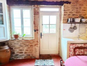 Le CercueilにあるL'ancienne épicerieの白いドアと2つの窓があるキッチン +38枚の写真