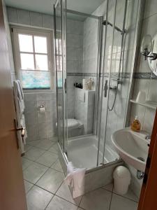 ein Badezimmer mit Dusche, Badewanne und Waschbecken in der Unterkunft Apartmenthaus Aurum in Ahlbeck + 27 Fotos