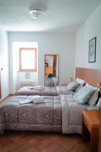 1 dormitorio grande con 4 camas. en L'antico gabbiano B&B, en San Casciano in Val di Pesa
