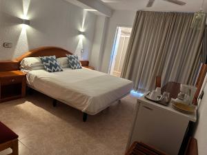 Łóżko lub łóżka w pokoju w obiekcie Hostal de la Caravel-la