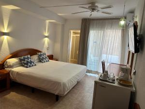 Postel nebo postele na pokoji v ubytování Hostal de la Caravel-la