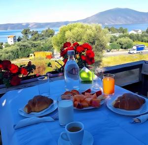 una mesa con dos platos de comida y una botella de zumo en Hotel Sirena, en Vlorë