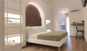 una camera con letto, tavolo e sedia di Silvany House Bari a Bari