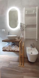 bagno bianco con lavandino e specchio di Silvany House Bari a Bari