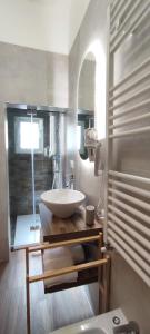 un bagno con un grande lavandino bianco su un bancone in legno di Silvany House Bari a Bari