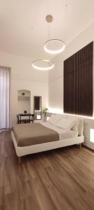 una camera con un grande letto e un tavolo di Silvany House Bari a Bari