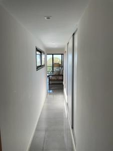 un pasillo de una casa con paredes blancas en San Martin Park. Vista 360 a La Plata. en La Plata