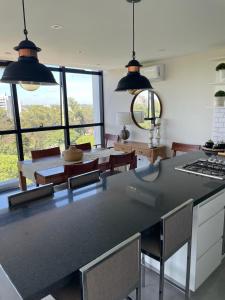 cocina con encimera negra en una habitación en San Martin Park. Vista 360 a La Plata. en La Plata