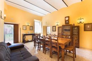 sala de estar con mesa de madera y sillas en Il Falconiere, en Vicalvi