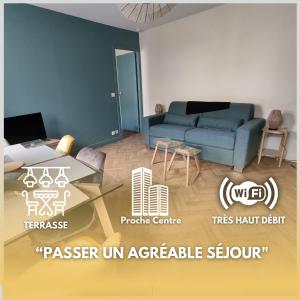 a living room with a blue couch and a table at Le Naturel Clim, wifi, centre in Châteauroux