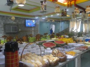 um buffet com frutas e vegetais numa mesa em Hotel Farol da Barra em Manaus