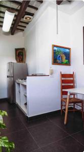サンファンにあるCaribe Rentalsのキッチン(テーブル、冷蔵庫付)