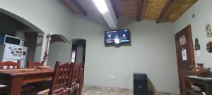 Casa Bonita في Juella: تلفزيون على جدار غرفة الطعام