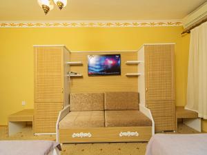 イスタンブールにあるモダン スルタン ホテルのベッドルーム1室(ベッド1台、壁にテレビ付)