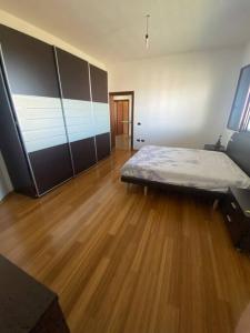 Ein Bett oder Betten in einem Zimmer der Unterkunft Villa a tre piani.