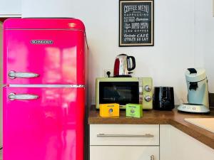 a red refrigerator in a kitchen next to a microwave at LOASIS-T4 Confortable Proche Gare & Centre-Ville in Villefranche-sur-Saône
