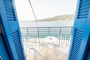 un balcón en un crucero con vistas al agua en XENIOS APARTMENTS en Poros