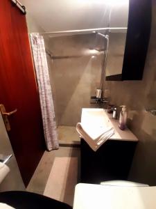 Un baño de Waves House 14 fotos más