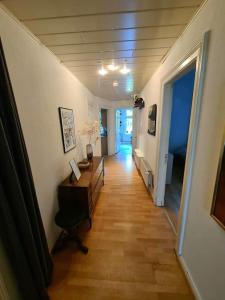 a hallway of a house with a wooden floor at Zentral gelegene Wohnung im Herzen der Schanze in Hamburg