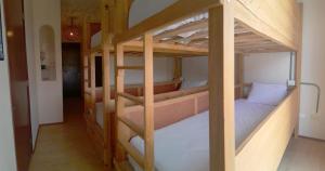 Tempat tidur susun dalam kamar di Xtabentun Hostal