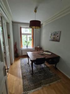 a living room with a table and a window at Zentral gelegene Wohnung im Herzen der Schanze in Hamburg