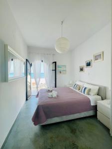 una camera da letto con un grande letto con due asciugamani di Waves House a Kíssamos