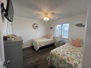 1 dormitorio con 2 camas y ventilador de techo en Sea Shadow 205 Condo en Myrtle Beach