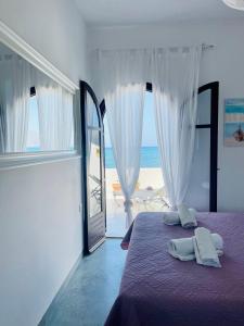 una camera con letto e vista sull'oceano di Waves House a Kíssamos
