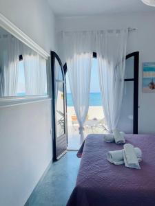 Una cama o camas en una habitación de Waves House