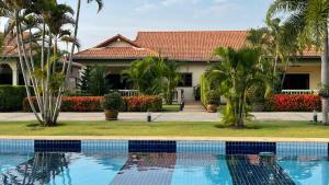 Bazén v ubytování Villa Baan Lisa, Hua Hin, 2BR,2BA, near Soi 94, beach, restaurants & Shopping nebo v jeho okolí